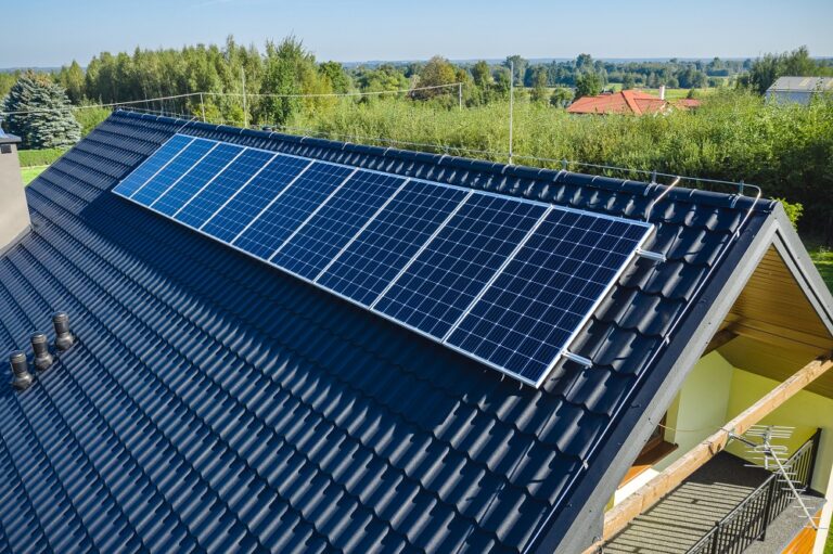 Granty na magazyny energii i instalacje fotowoltaiczne. Świdnicki magistrat zachęca do wypełnienia ankiety
