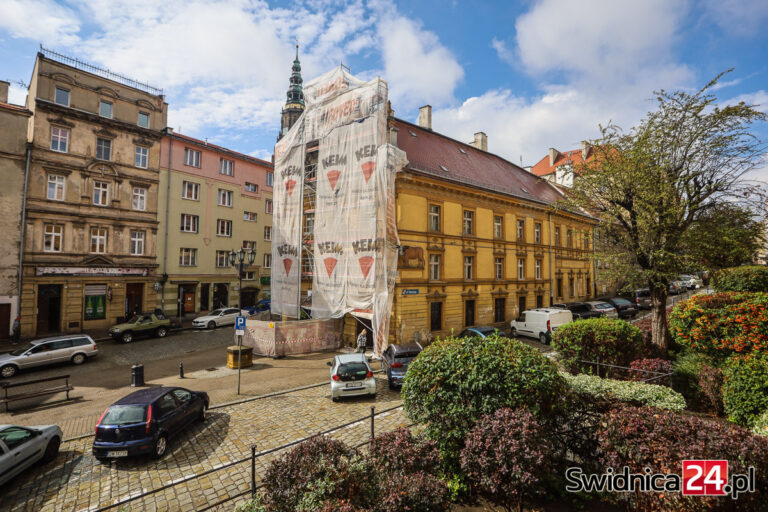 Ruszył remont zabytkowej kamienicy Pod Bykami. „Według legend jest to najstarszy dom w Świdnicy” [FOTO]