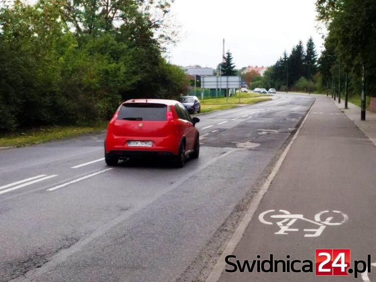 Placki asfaltu w dziurach. Kierowcy mają dość jazdy po Łącznej [FOTO]