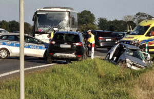 Tragiczny wypadek na krajowej „piątce”. 27-latka zginęła po zderzeniu auta osobowego z autokarem