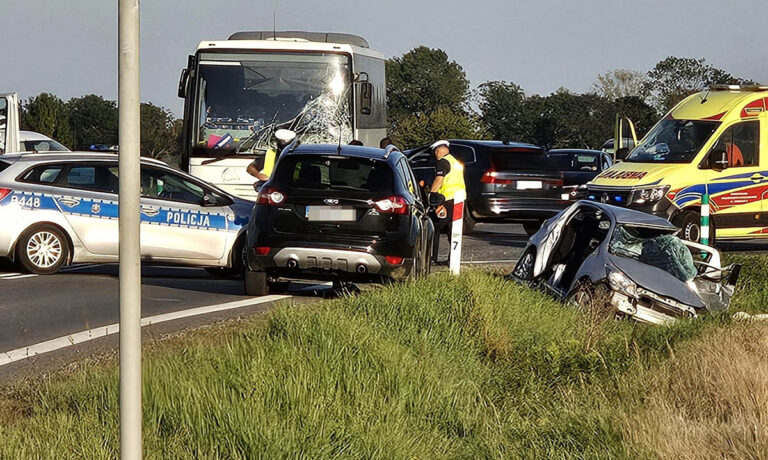 Tragiczny wypadek na krajowej „piątce”. 27-latka zginęła po zderzeniu auta osobowego z autokarem