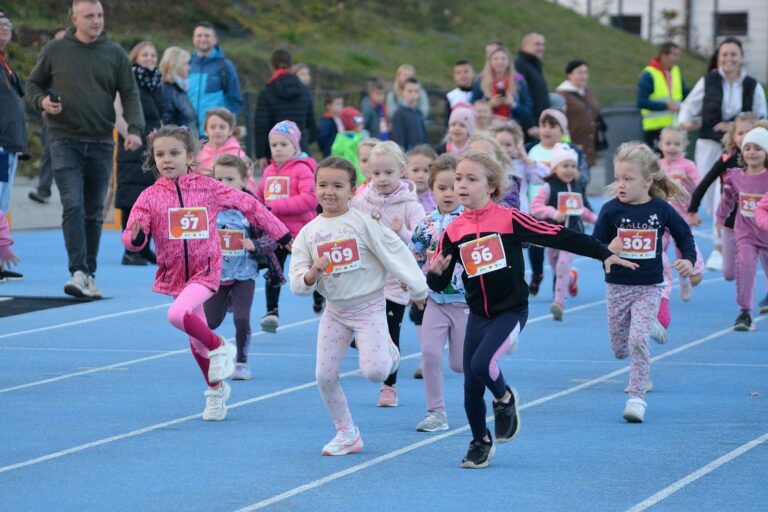 Biegali, skakali i pchali kulą. Blisko 200 uczestników na starcie kolejnego Świdnickiego Czwartku Lekkoatletycznego [FOTO]