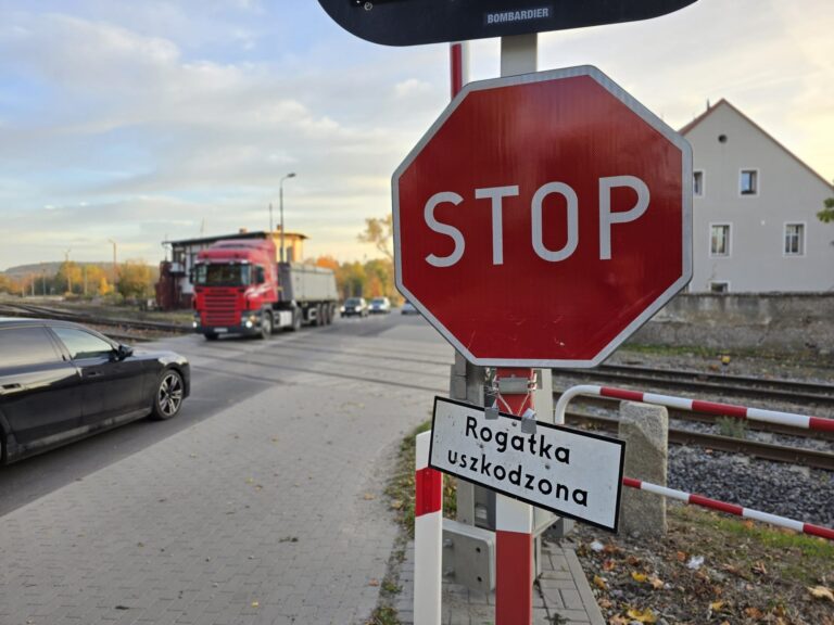 Uszkodzone rogatki na przejeździe kolejowym w Strzegomiu [Aktualizacja]