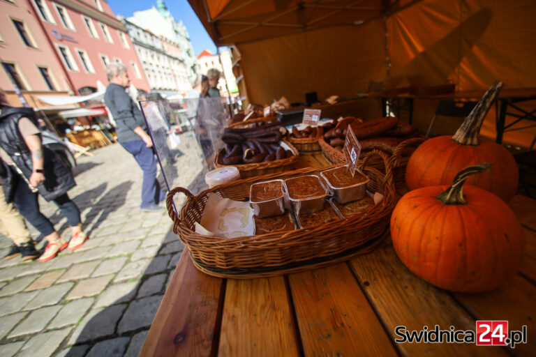 Od lokalnych specjałów po rękodzieło. Jarmark Produktów Regionalnych zawitał na świdnicki Rynek [FOTO/VIDEO]