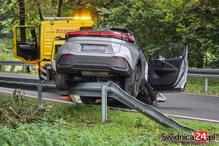 Usiłował uniknąć zderzenia z sarną, utknął na barierze [FOTO]