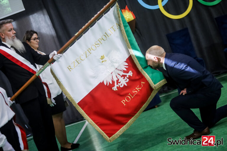 Historyczny moment dla „Dwójki”. Szkoła otrzymała sztandar [FOTO]