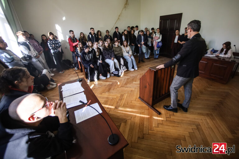 Jak rozwiązać spór bez procesu? Młodzież ze świdnickich szkół wzięła udział w żywej lekcji prawa [FOTO]