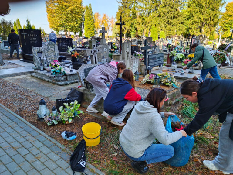 Młodzież zadbała o zapomniane nagrobki