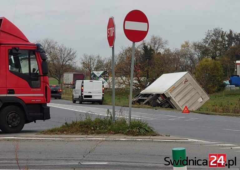 Po zderzeniu dostawczak wpadł do rowu