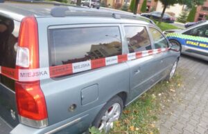 Parkowanie na trawnikach, picie w miejscach publicznych i wypadek na schodach. Interwencje straży miejskiej