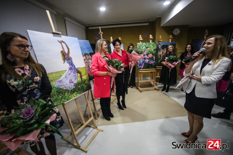 Mieli odwagę zapozować do zdjęć i opowiedzieć o chorobie. Wyjątkowa wystawa i premiera kalendarza Fundacji eRAKobiet [FOTO]