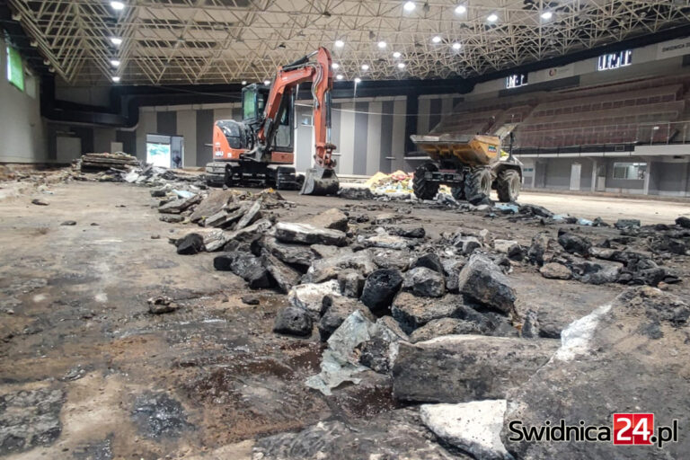 Świdnickie lodowisko w przebudowie. Za blisko 5 mln złotych powstaje nowa tafla [FOTO]