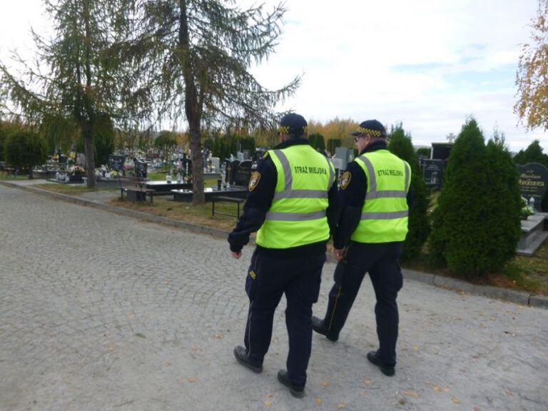 Strażnicy kontrolują świdnickie cmentarze. Zwracają uwagę na osoby wynoszące kwiaty i znicze [FOTO]