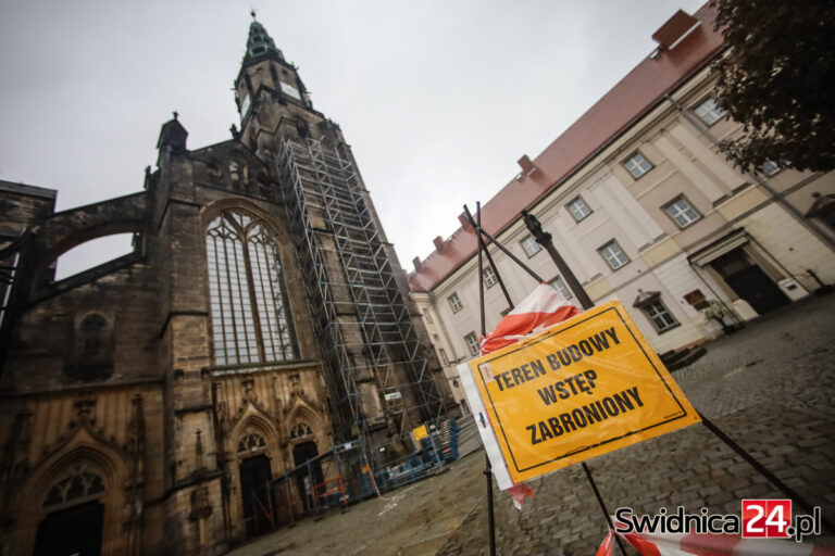 Świdnicka katedra w rusztowaniach, rusza remont wieży. „To historyczny moment” [FOTO]