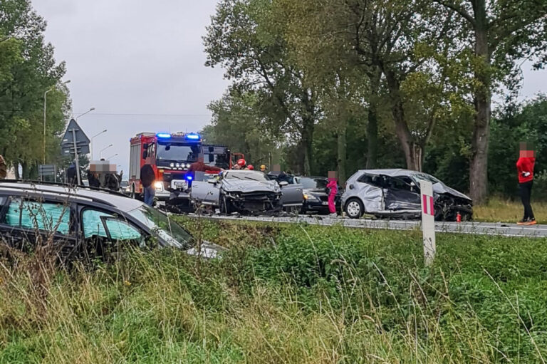 Wypadek na krajowej „trzydziestce piątce” w Pszennie. Zderzyły się trzy auta [FOTO]