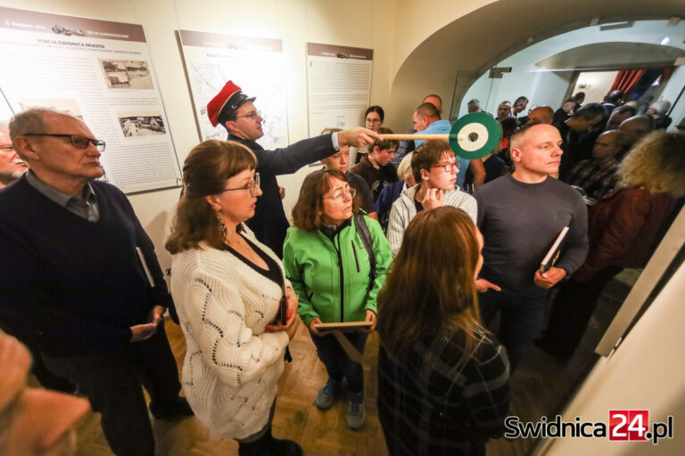 Od historycznych pocztówek i rozkładów jazdy po kolejowe eksponaty i modele pociągów. „180 lat świdnickiej kolei” [FOTO]