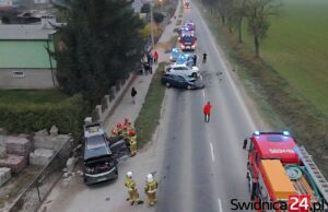 Zderzenie 4 aut na krajowej „piątce” w Strzegomiu