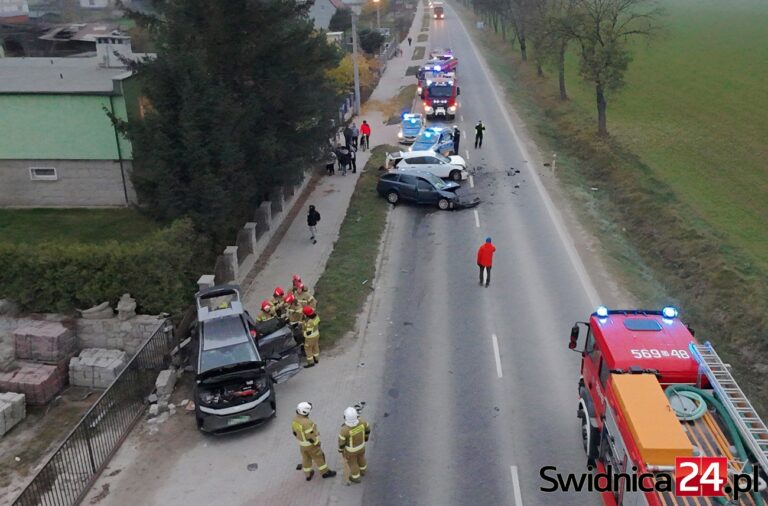 Zderzenie 4 aut na krajowej „piątce” w Strzegomiu