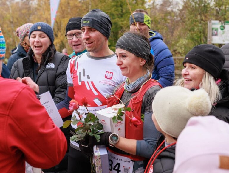 Sześć razy w towarzystwie 100 osób wbiegła na Ślężę [FOTO]