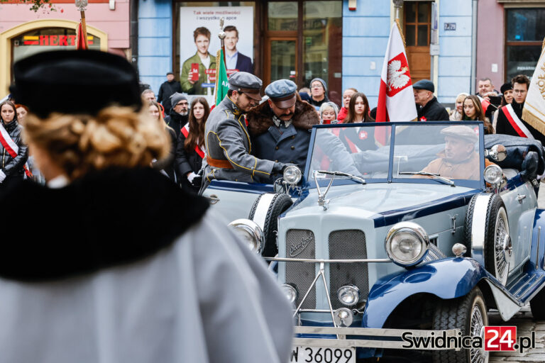 106. rocznica odzyskania niepodległości. Rekonstruktorzy pojawili się na świdnickim Rynku [FOTO/VIDEO]