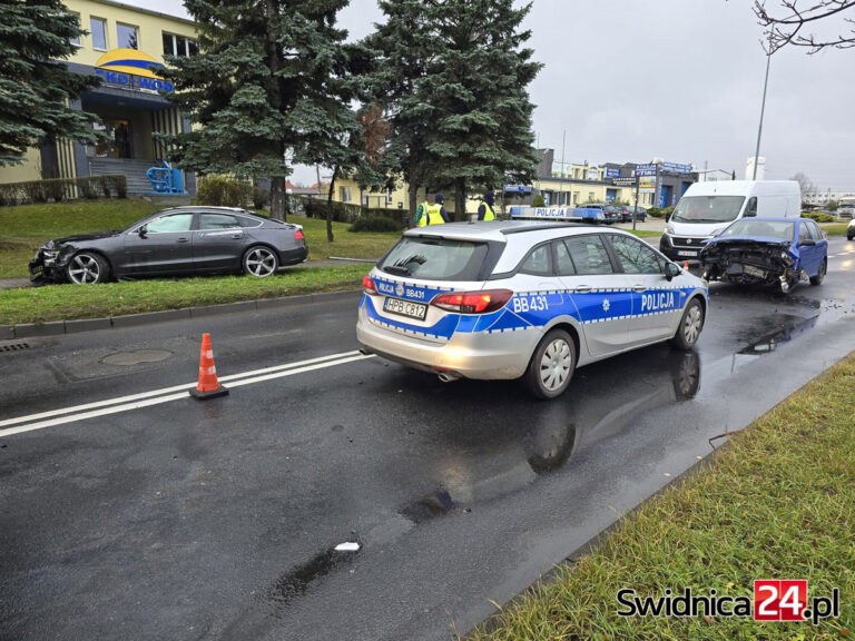 Ślisko na drogach. Szereg kolizji w Świdnicy, zderzenie na „trzydziestce piątce” [FOTO]