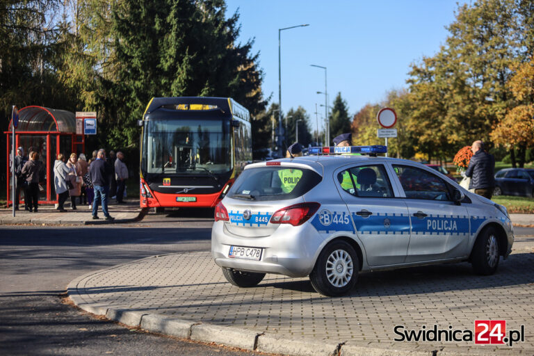 Bezpieczny dzień Wszystkich Świętych. Policjanci apelują o ostrożność i przypominają o zasadach