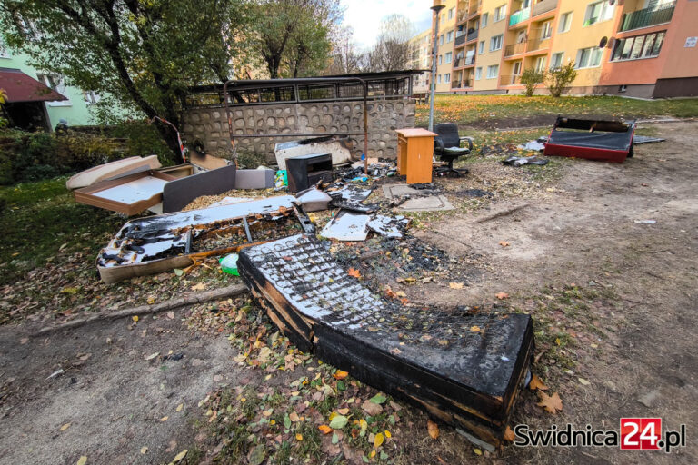 „Dzikie wysypisko” przed zamkniętą wiatą śmietnikową. Pozostawione tam meble podpalono [FOTO]