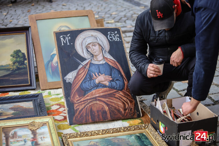 Raj dla poszukiwaczy niezwykłych przedmiotów. Giełda staroci znów zawitała na świdnicki Rynek [FOTO/VIDEO]