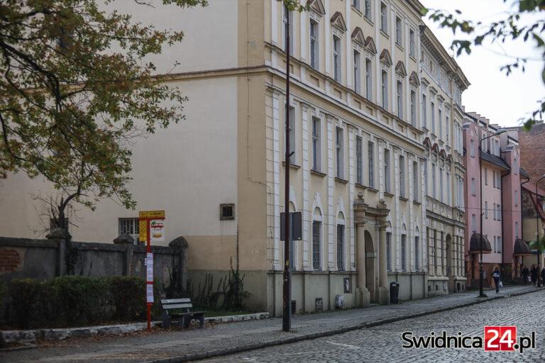 Dawny internat świdnickiego ogólniaka sprzedany. Radny: Za bezcen. Starosta: kamień z serca