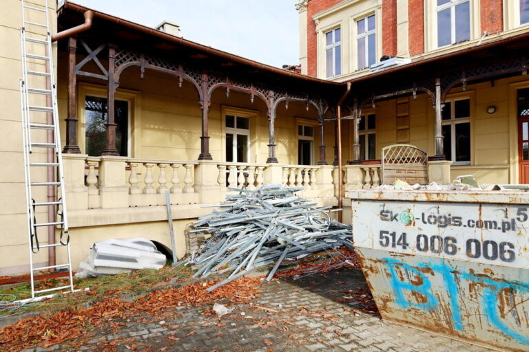 Ruszył remont Willi Treutler-Schlosser . Tu żarowianie będą brali ślub [FOTO]