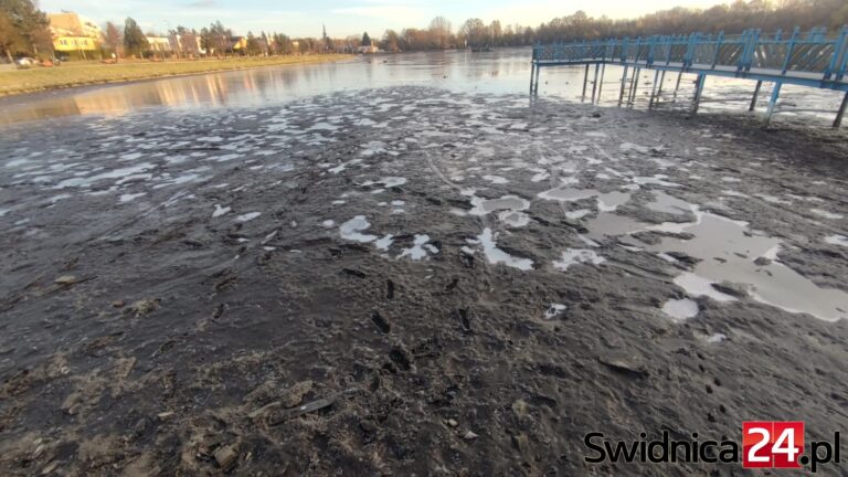 Znów widać dno w świdnickim zalewie [FOTO]