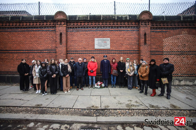 Za marzenia o wolnej Polsce zapłacili więzieniem. 43 lata od wprowadzenia stanu wojennego zaprosili młodzież na lekcję historii [FOTO/VIDEO]