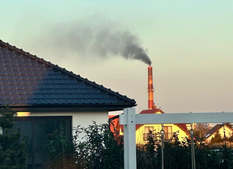 Kłęby czarnego dymu z komina miejskiej ciepłowni w Świdnicy. Za co spółka ma ekocertyfikat? [VIDEO]