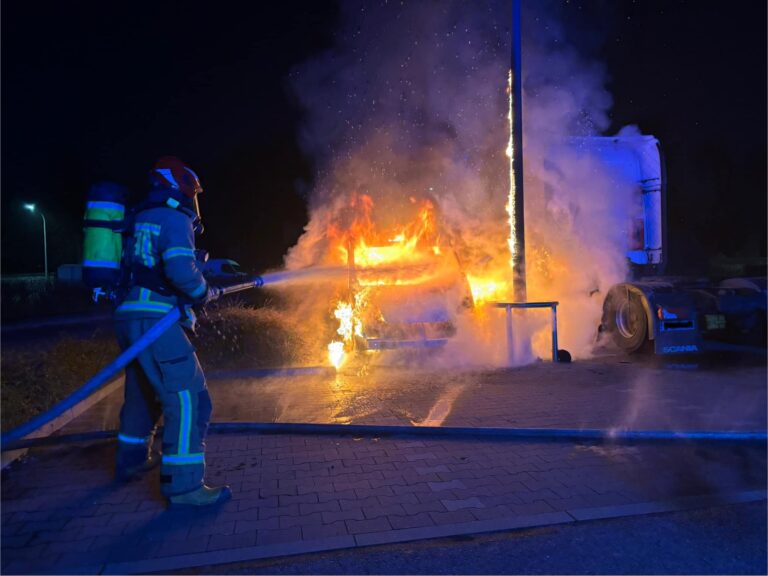 Strzegom. Spłonął bus, ciągnik siodłowy uległ nadpaleniu [FOTO]