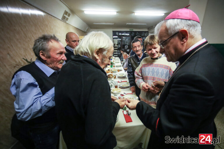 Świąteczne spotkanie w świdnickim schronisku. Przy wspólnym stole zasiedli bezdomni i biskup [FOTO]