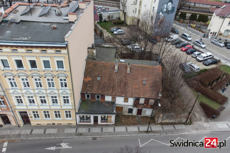 Parking wielopoziomowy w miejscu niszczejącego budynku przy świdnickim dworcu? [FOTO]