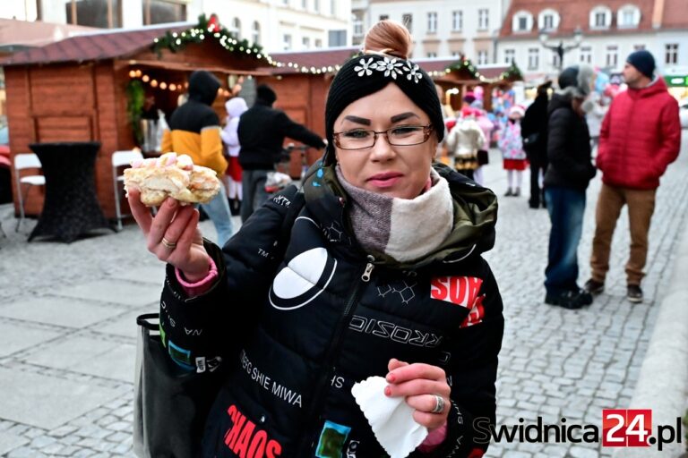 Świąteczny jarmark w Świebodzicach rozpoczęty [FOTO]