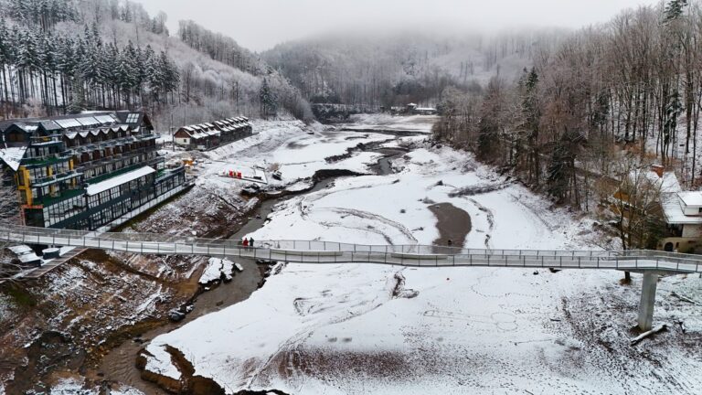 Jezioro Bystrzyckie opróżnione. Trwa usuwanie awarii na zaporze [FOTO/VIDEO]