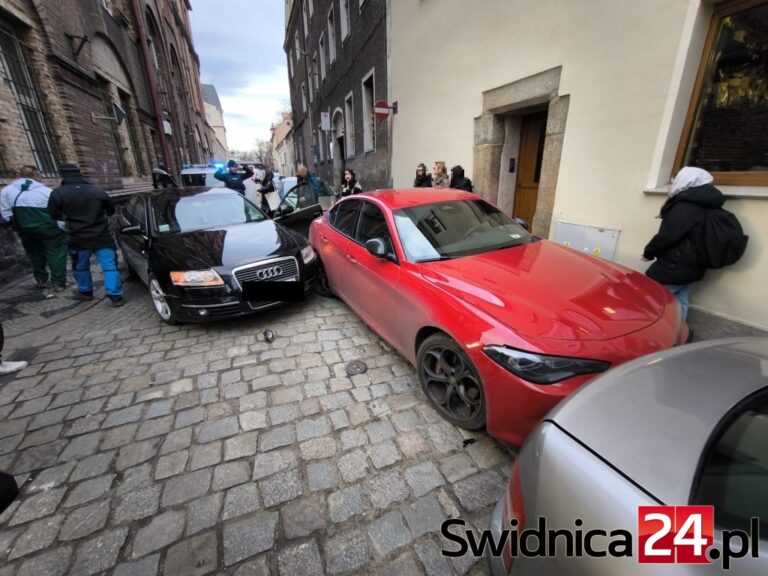 Wjechał w zaparkowane samochody na ul. Budowlanej i uciekł [FOTO]