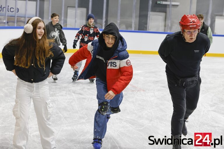 Z poślizgiem w nowy sezon. Lodowisko w Świdnicy otwarte [FOTO/VIDEO]