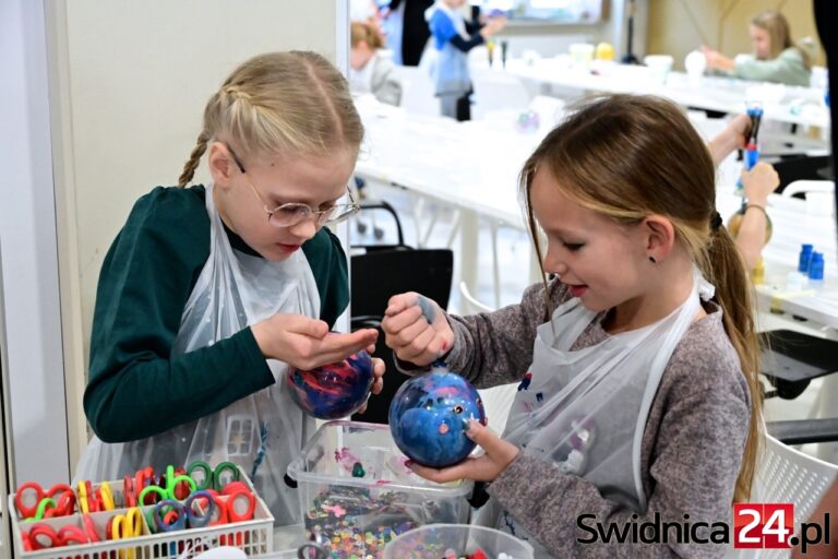 Wielkie malowanie bombek. Świąteczna pracownia w centrum Świdnicy [FOTO/VIDEO]