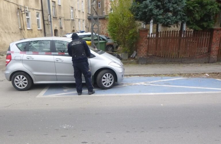 Bezdomni okupujący autobus, pijany leżący pod bramą i awaria wodociągu. Interwencje straży miejskiej