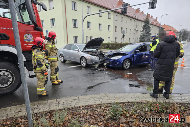 Zderzenie na skrzyżowaniu Wodnej z Mieszka I [FOTO]