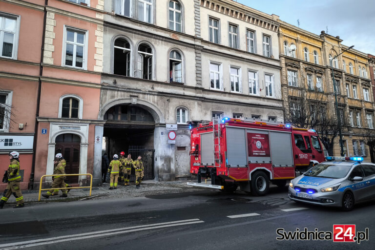 „Straciliśmy wszystko, nasze mieszkanie stało się niezdatne do życia”. Trwa zbiórka dla pogorzelców