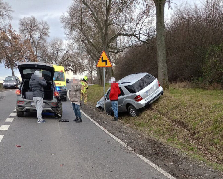 Zderzenie dwóch osobówek na wojewódzkiej trasie Strzegom-Jawor [FOTO]