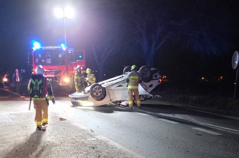 Wypadek na trasie Strzegom-Jawor. Jedno auto dachowało, sprawca kompletnie pijany [FOTO]