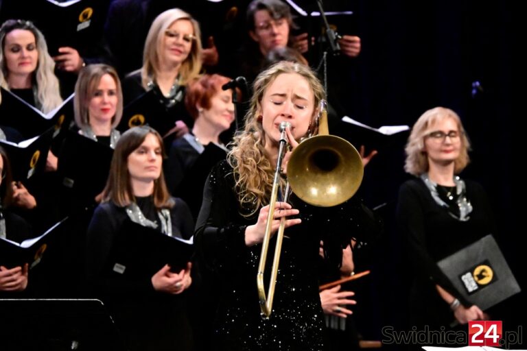 „Gloria! Bo cuda dzieją się”. Dziki Chór rozpoczął świąteczno-noworoczne kolędowanie [FOTO/VIDEO]