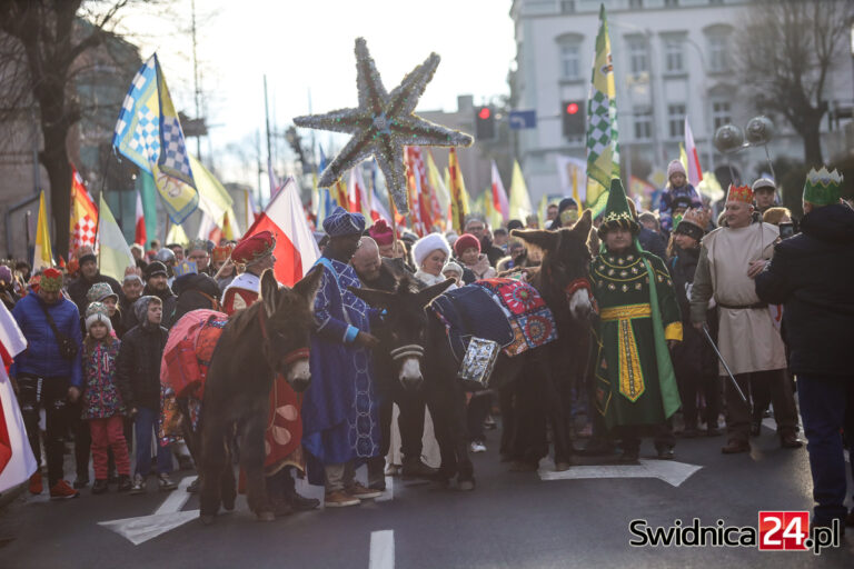 Orszak Trzech Króli przeszedł ulicami Świdnicy. „Wspólnie mogliśmy radować się tym dniem” [FOTO/VIDEO]