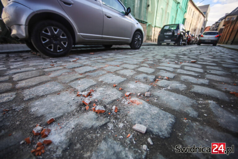 Budynek dawnej szkoły się sypie. Na chodnik i jezdnię spadły kawałki tynku i cegieł [FOTO]