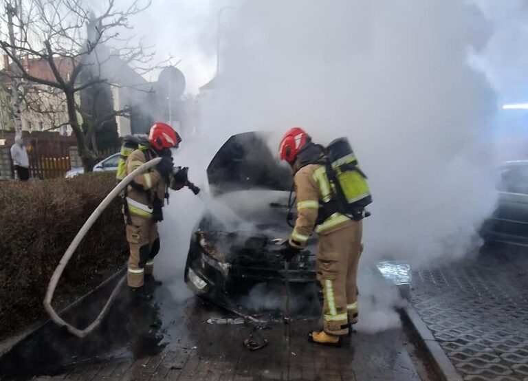 Auto osobowe zapaliło się podczas jazdy